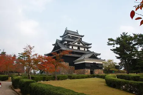 El Matsue-jo rodeado de naturaleza sublime. 