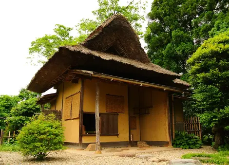 La casa de té Meimei-an con un techo de paja fuera de lo común. La casa de té Meimei-an con un techo de paja fuera de lo común.