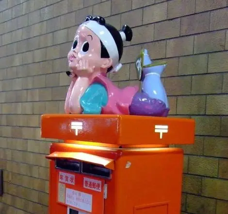 Momotarô sur une boîte aux lettres Momotarô sur une boîte aux lettres