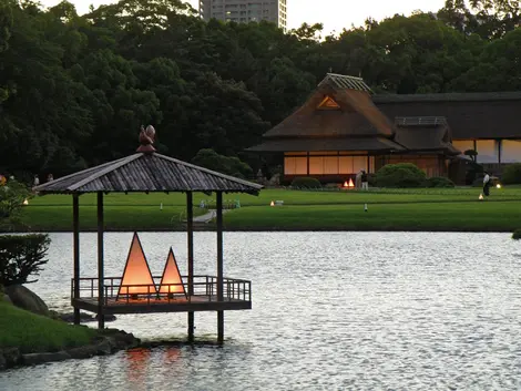 Las lámparas del Jardín Korakuen iluminan elegantemente durante el verano.