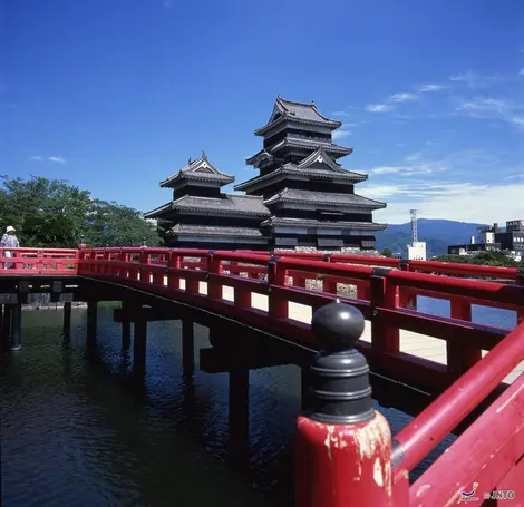 El castillo de Matsumoto "cuervo negro" y su puente rojo El castillo de Matsumoto "cuervo negro" y su puente rojo