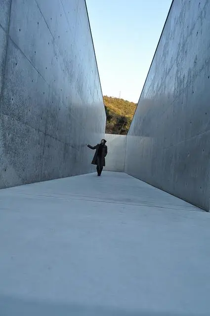 Le grand corridor de béton qui mène à l'entrée du musée