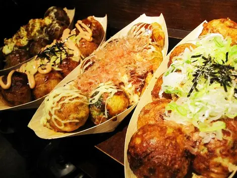 Quelques barquettes de takoyaki Quelques barquettes de takoyaki