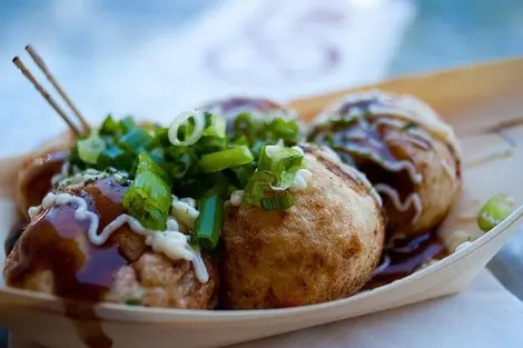 Une barquette de takoyaki tous frais Une barquette de takoyaki tous frais