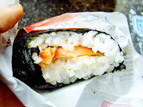Un onigiri au saumon Un onigiri au saumon