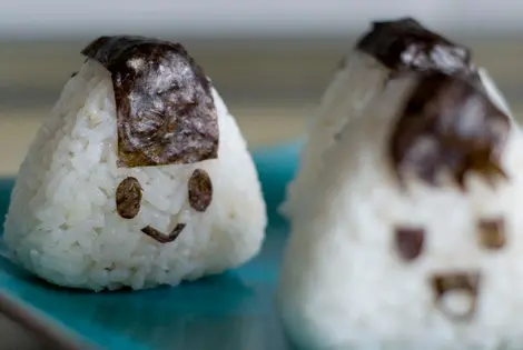 Los onigiri para los chicos pueden decorarse de formas divertidas.