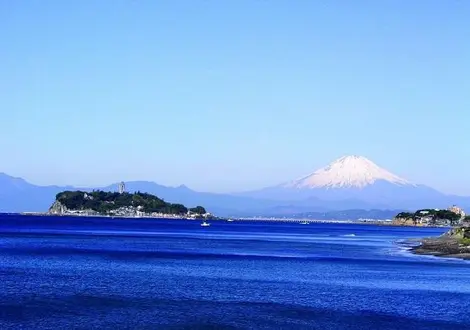 L'île d'Enoshima avec en arrière-plan le mont Fuji