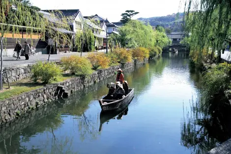 Un tour en barque est inévitable Les barques du quartier de Bikan