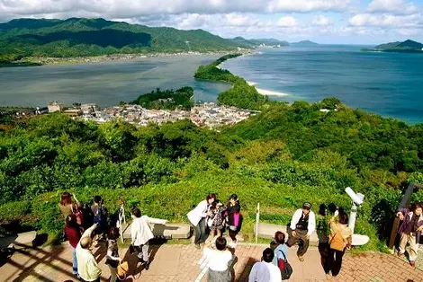 L'amanohashidate vu depuis le parc Kasamatsu L'amanohashidate vu depuis le parc Kasamatsu