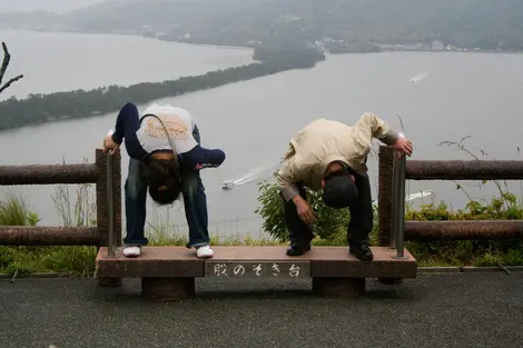 La pose rituelle pour l'observation du tombolo La pose rituelle pour l'observation du tombolo