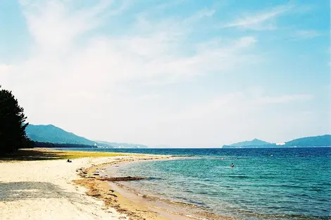 Las playas de arenas blancas del  Amanohashidate atraen a muchos visitantes. 