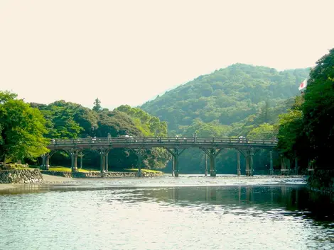 Le pont Uji-bashi mène au mystérieux sanctuaire d'Ise.