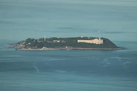 La isla de Hatsushima a lo largo del Atami.