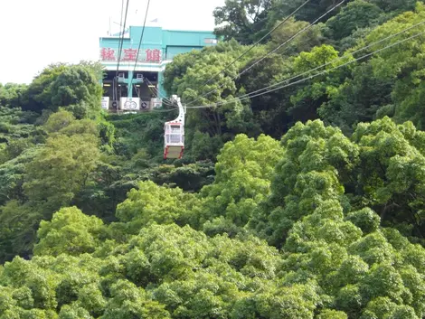 El teleférico que lleva al castillo de Atami.