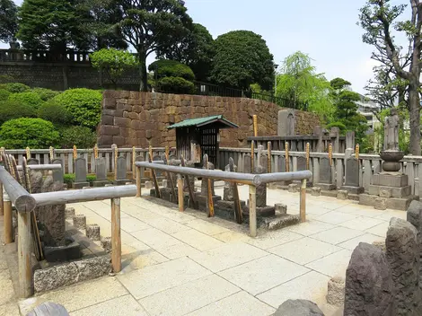 Las tumbas de los cuarenta y siete ronin y su maestro. Las tumbas de los cuarenta y siete ronin y su maestro.