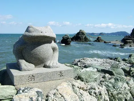 La grenouille, symbole du sanctuaire d'Okitama, face auquel mouillent les rochers de Meoto Iwa.