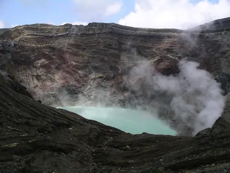 Le cratère fumant du Naka-dake, l'un des cinq sommets du massif volcanique d'Aso.