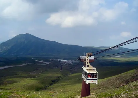 Un funiculaire permet d'accéder aux pentes du Naka-dake, l'un des cinq sommets d'Aso.