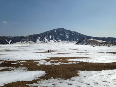 La plaine de Kusasenri et le mont Eboshi, dans le massif d'Aso.