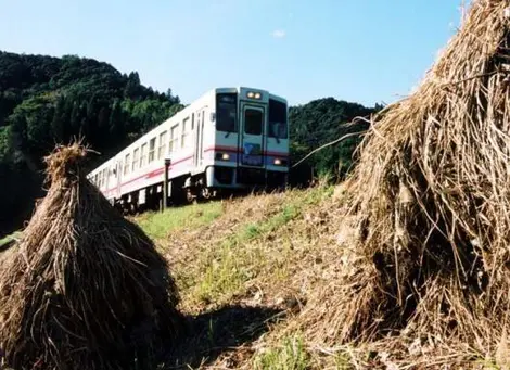 Un tren serpentea las cimas del Kyushu para llegar a Takachiho. Un tren serpentea las cimas del Kyushu para llegar a Takachiho.