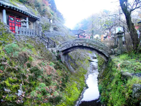 La partie encastrée dans la roche du Rakan-ji La partie encastrée dans la roche du Rakan-ji