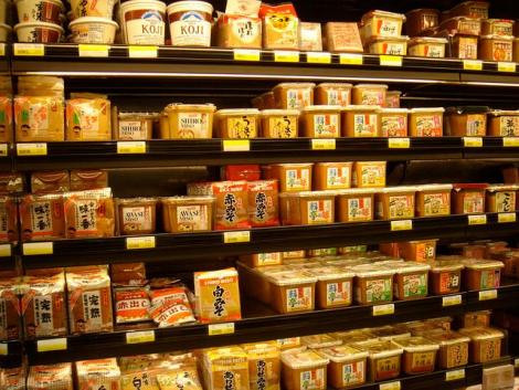 Aujourd'hui les Japonais achètent leur miso au supermarché.