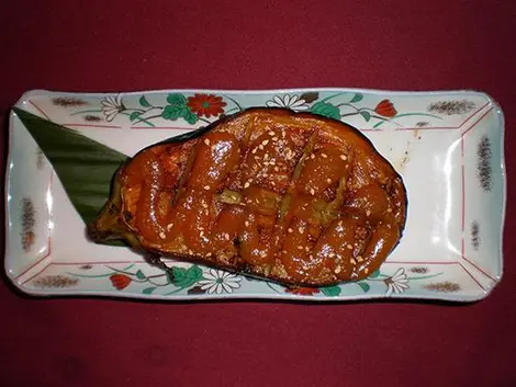 On grille beaucoup d'aliments recouvert de miso, les nasu dengaku en sont un bon exemple. On grille beaucoup d'aliments recouvert de miso, les nasu dengaku en sont un bon exemple.