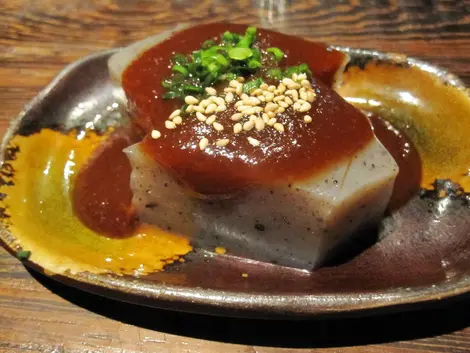 Du konjac surmonté de miso en sauce. Du konjac surmonté de miso en sauce.