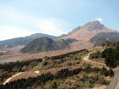 Le Mont Unzen, volcan encore actif qui domine la péninsule de Shimabara (Nagasaki).