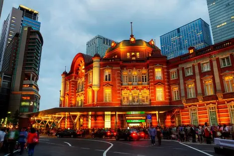 La gare de Tokyo by night.