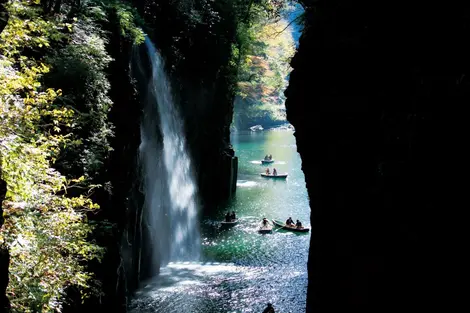 El paseo en barca por el río  Gokase llega hasta la cascada Manai.