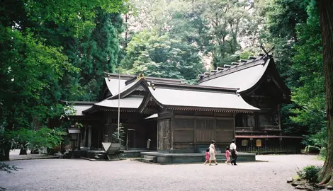 El santuario Takachiho-jinja, en medio de un bosque de cedros centenarios. El santuario Takachiho-jinja, en medio de un bosque de cedros centenarios.