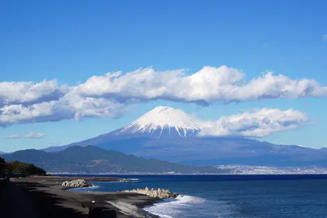 Le mont Fuji depuis la plage de pins de Miho, préfecture de Shizuoka