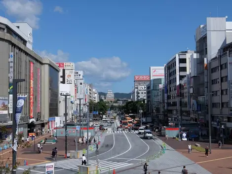 L'avenue Otemae-dôri relie la gare de Himeji à son célèbre château. L'avenue Otemae-dôri relie la gare de Himeji à son célèbre château.