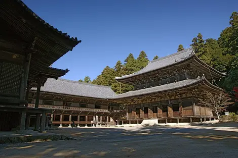 L'enceinte principale du temple Engyô-ji, à Himeji. L'enceinte principale du temple Engyô-ji, à Himeji.