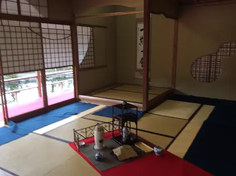 Sala del té para un grupo de turistas cerca de Shizuoka.