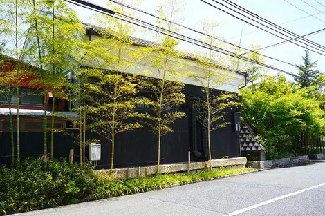 La fachada del Nadagiku Shuo en Himeji.