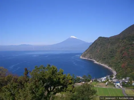 La côte orientale d'Izu offre des paysages marins de toute beauté, avec en fond, la silhouette du Mont Fuji.