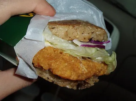 La especie de hamburguesa de arroz es una de las recetas enseñadas en Eat Osaka. La especie de hamburguesa de arroz es una de las recetas enseñadas en Eat Osaka.