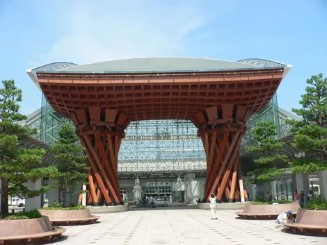 Entrada a la estación de Kanazawa.