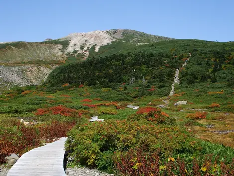 El paisaje alrededor del monte Hakusan cambia totalmente según las estaciones.