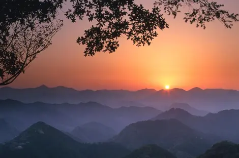 Les sommets de Kumano Sanzan (péninsule de Kii), au lever du soleil.