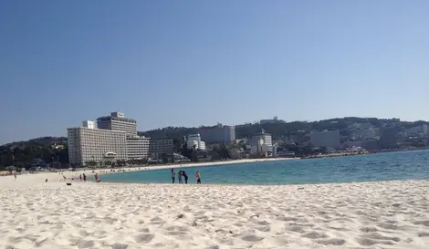 Shirahama ("sable blanc"), une plage bien nommée, sur la côte sud-ouest de la péninsule de Kii.