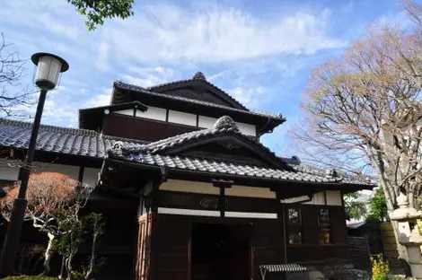 Entrada a la residencia Asakura.