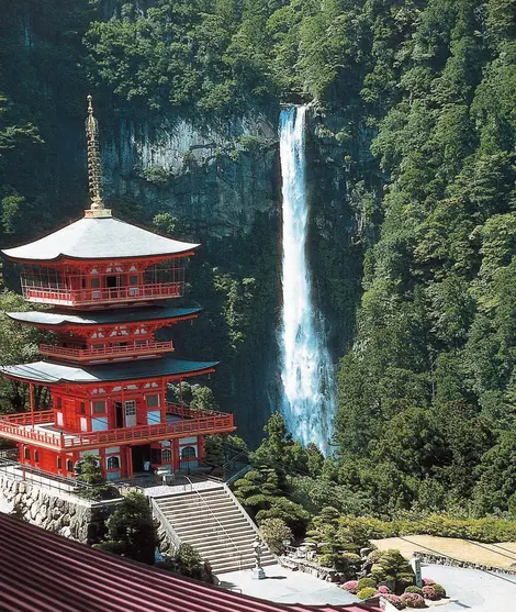 Der Tempel Seigandôji und der Wasserfall Nachino taki Der Tempel Seigandôji und der Wasserfall Nachino taki