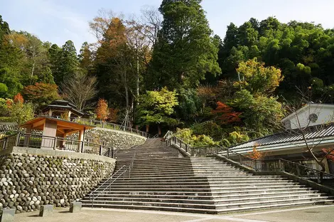 El onsen de Yuwaku internado en la naturaleza.