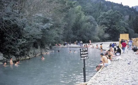En Kawayu el entero río Oto está a la disposición de los amantes de las aguas termales En Kawayu el entero río Oto está a la disposición de los amantes de las aguas termales