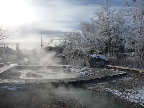 Durante el invierno las aguas humeantes del río Oto prometen baños extraordinarios.