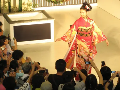 El desfile permite entender la varidad y diferencia entre kimonos, bien sean para chicas jóvenes, mujeres maduras, geishas, etc. El desfile permite entender la varidad y diferencia entre kimonos, bien sean para chicas jóvenes, mujeres maduras, geishas, etc.