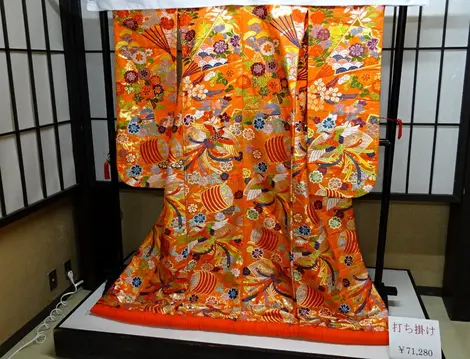 Los kimonos suelen ser coloridos y brillantes y adornados con motivos que se relacionan con el estatus y la edad de la persona. Los kimonos suelen ser coloridos y brillantes y adornados con motivos que se relacionan con el estatus y la edad de la persona.